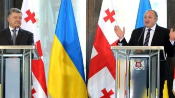 الرئيس الجورجي، جيورجي مارغفيلاشفيلي، يعقد مؤتمرا صحافيا مشتركا مع نظيرة الأوكراني بترو بورشنكو في تبيليسي


