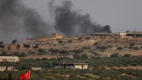 صورة من بلدة قرقميش الحدودية التركية لدخان يتصاعد من قرية جرابلس الحدودية السورية
