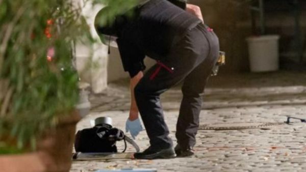 خبير متفجرات الماني يتفحص حقيبة في موقع التفجير في انسباخ
