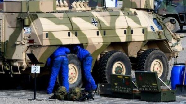 ميكانيكيان في الجيش الالماني يعملان على اصلاح مدرعة في مونشتر
