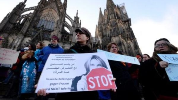 تظاهرة في كولونيا استنكارا للاعتداءات التي طالت النساء


