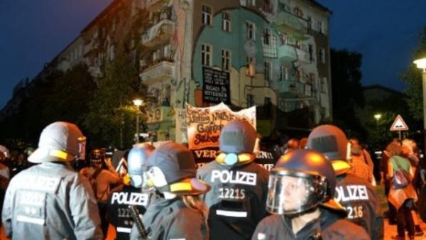 اصابة 123 شرطيا المانيا في اشتباكات مع محتجين يساريين
