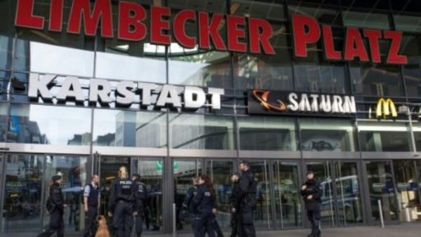 عناصر من الشرطة الالمانية والكلاب المدربة امام مركز ليمبيكر بلاتس اثر تهديد بوقوع اعتداء السبت

