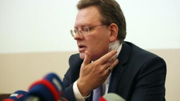 رئيس بلدية التينا اندرياس هولشتين في مؤتمر صحافي في مقر بلديته بعد مغادرته المستشفى للعلاج اثره طعنه في الرقبة

