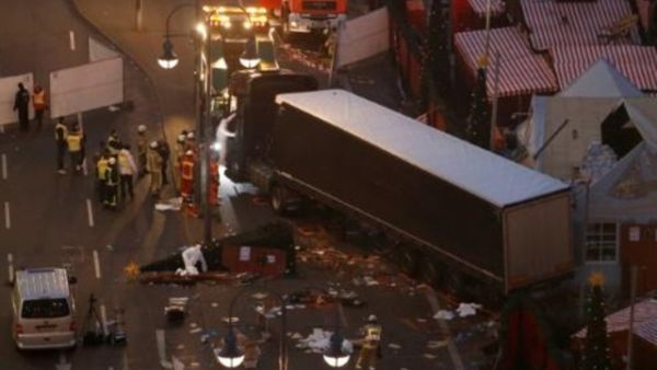 سوق الميلاد في برلين بعد الهجوم الارهابي الذي اسفر عن مقتل 12 شخصا واصابة العشرات في كانون الاول/ديسمبر 2016

