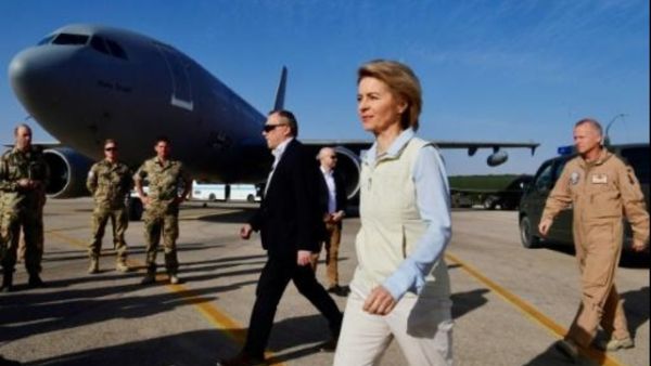 فان دير ليين اثناء تفقدها وحدات بلادها المنتشرة في الاردن
