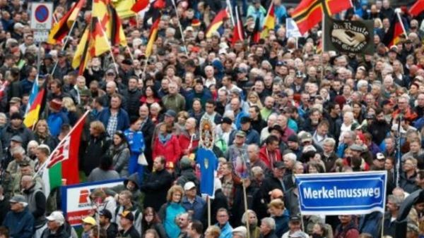 مناصرون لحركة بيغيدا المعادية للاسلام والاجانب خلال تظاهرة مناهضة لميركل في دريسدن

