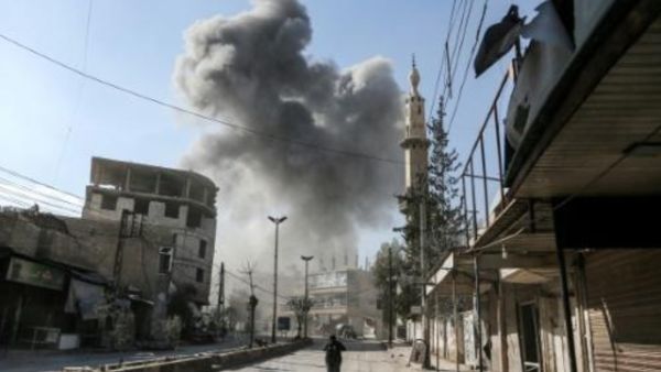 الدخان يتصاعد من احد شوارع بلدة حمورية في الغوطة الشرقية اثر غارة جوية لقوات النظام 
