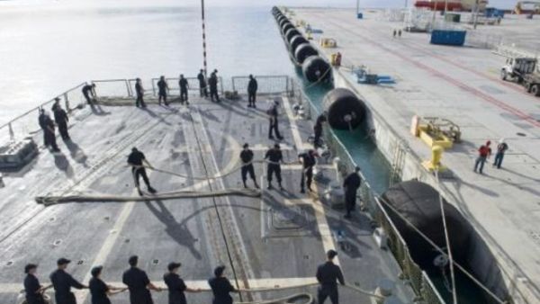 سفينة اميركية تغادر قاعدة غوام البحرية.

