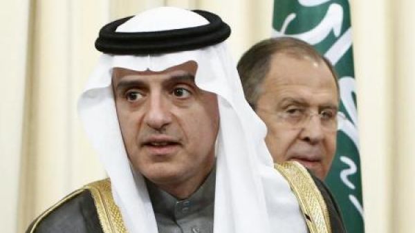 عادل الجبير وزير الخارجية السعودي (إلى اليسار) مع نظيره الروسي سيرجي لافروف خلال مؤتمر صحفي في موسكو
