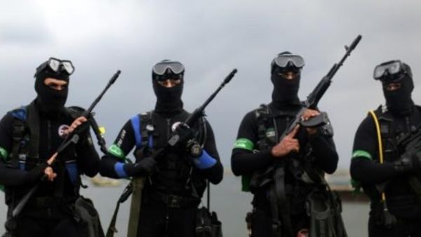 ضفادع بشرية من حماس في استعراض عسكري
