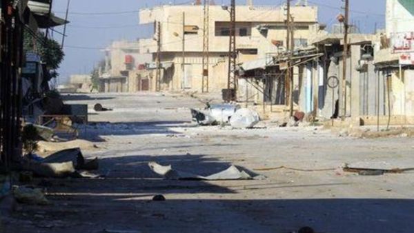 منظر عام لشارع مهجور في المنطقة التي تسيطر عليها القوات السورية في حماة.
