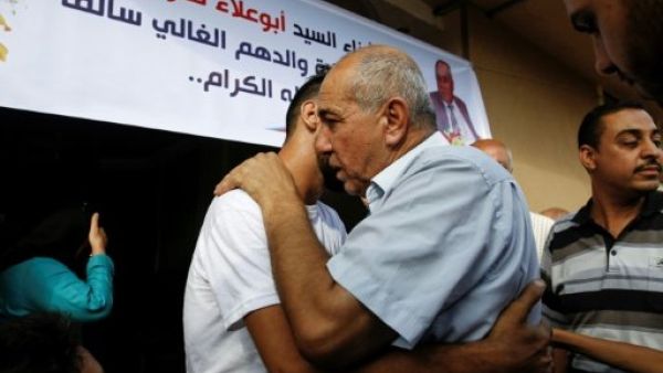 حمدان تمراز،  نائب مدير مكتب إدارة الأمم المتحدة لشؤون السلامة والامن في قطاع غزة يعانق ابنه في مدينة غزة بعد أن أفرجت عنه إسرائيل
