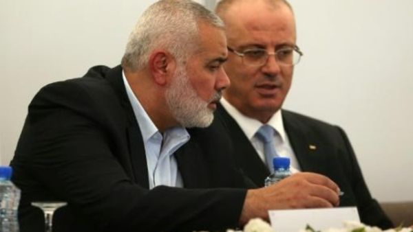 رئيس المكتب السياسي لحركة حماس اسماعيل هنية ورئيس الحكومة الفلسطينية رامي الحمد الله خلال اجتماع في غزة في الثالث من تشرين الاول
