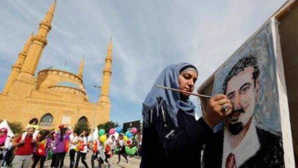 انية ترسم صورة لرئيس الوزراء سعد الحريري في بيروت
