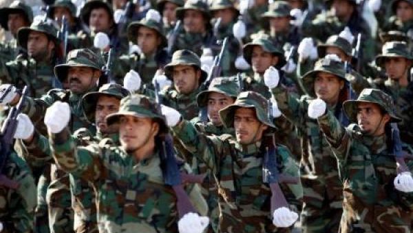 أفراد من قوات الحشد الشعبي العراقية الشيعية خلال عرض عسكري في بغداد
