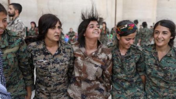 مقاتلات تابعات لقوات سوريا الديمقراطية يرقصن في مراسم لتخريجهن في مدينة الحسكة بشمال غرب سوريا

