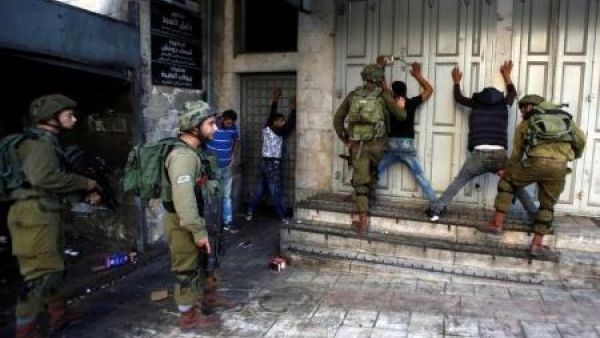 ارشيف/ جنود اسرائيليون يوقفون فلسطينيين في مدينة الخليل