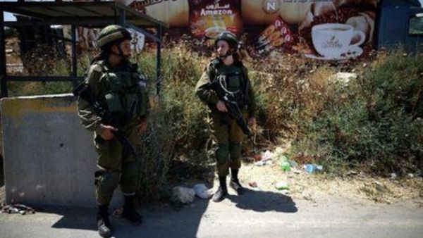 جنديان إسرائيليان عند نقطة تفتيش بالقرب من الخليل
