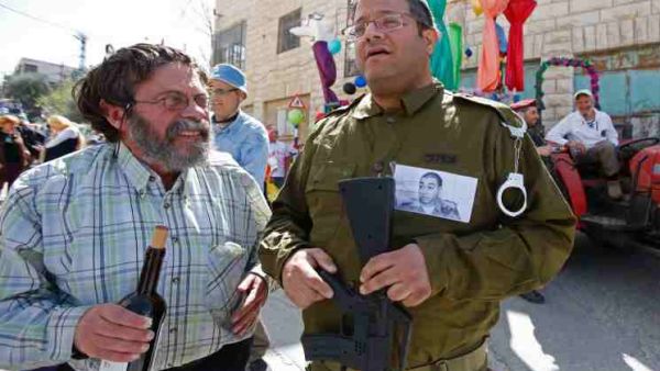 مستوطنو الخليل يكرمون جنديا دين بالاجهاز على فلسطيني جريح

