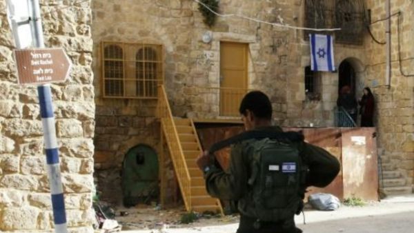 مستوطنون يستولون على مبنيين في الخليل 
