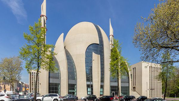 حزب يميني هولندي يريد حظر المساجد
