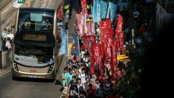 متظاهرون في هونغ كونغ يطالبون بالافراج عن السجناء السياسيين بعد الحكم على قادة التظاهرات المطالبة بالديموقراطية بالسجن

