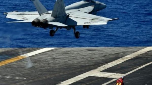 طائرة اف.ايه-18 سوبر هورنت تقلع من حاملة الطائرات الاميركية دوايت د. ايزنهاور
