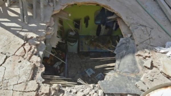 منزل اصابه صاروخ اطلقه المتمردون الحوثيون 
