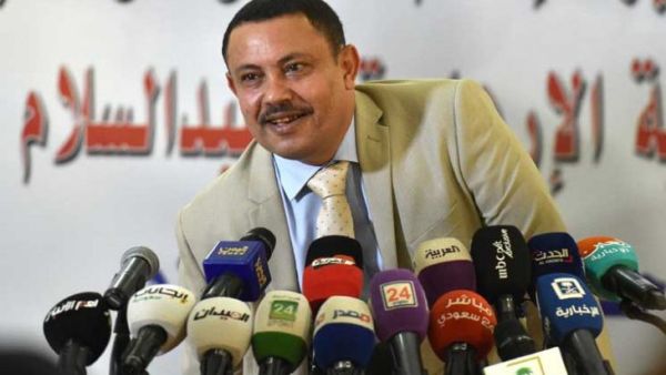 رشق وزير إعلام الحوثيين المنشق بالحذاء في الرياض