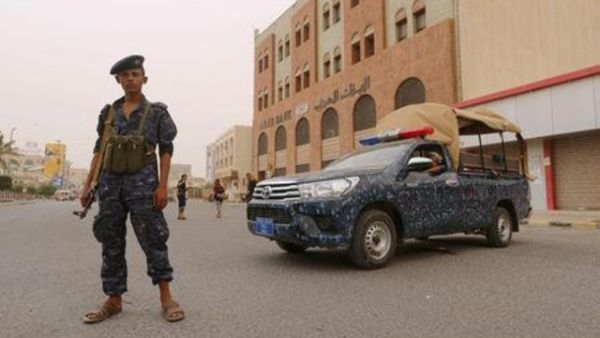 فرد من قوات موالية للحوثيين في الحديدة
