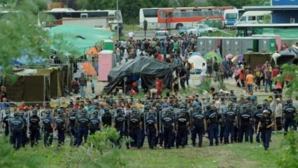 الشرطة المجرية تحيط بمخيم للاجئين عند الحدود مع صربيا
