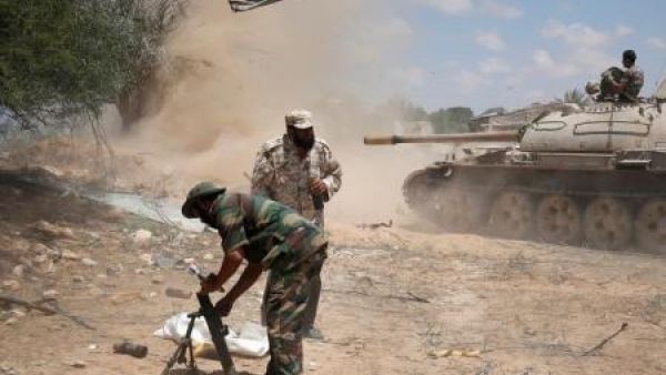 قوات ليبية متحالفة مع الحكومة المدعومة من الامم المتحدة يطلقون النيران اثناء معركة مع مسلحي الدولة الاسلامية في سرت يوم الخميس

