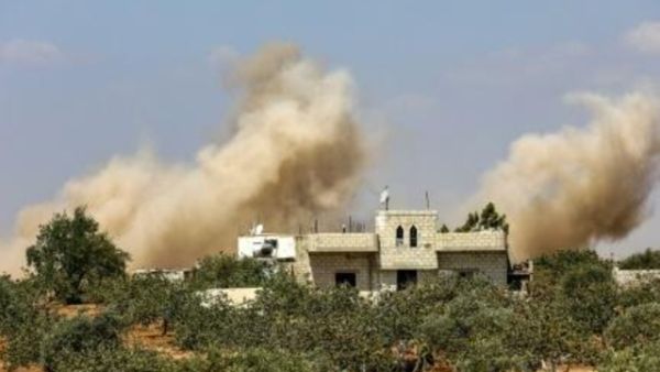 دخان يتصاعد على أثر قصف للجيش السوري في محافظة ادلب
