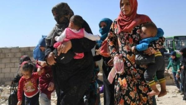 سوريات مع اطفالهن عند وصولهم الى المنطقة الخاضعة لسيطرة النظام في محافظة إدلب
