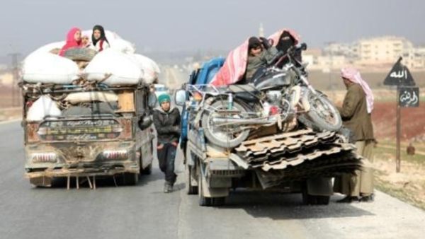 نازحون من ادلب (شمال غرب سوريا)على طريق حلب دمشق الدولي
