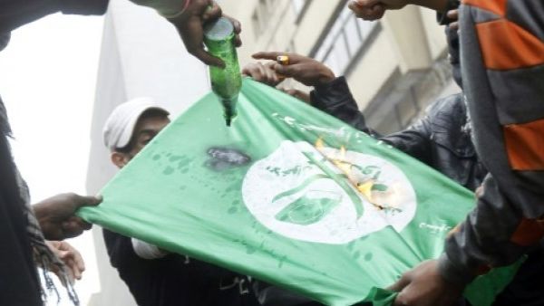 محتجون مصريون يحرقون راية الاخوان المسلمين
