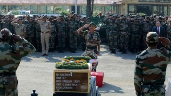 اداء التحية لجنود قتلوا في هجوم لمسلحين باكستانيين على قاعدة هندية في كشمير

