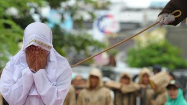 امرأة تضرب بالعصا لمعاقبتها على الاقتراب من حبيبها في باندا اتشيه

