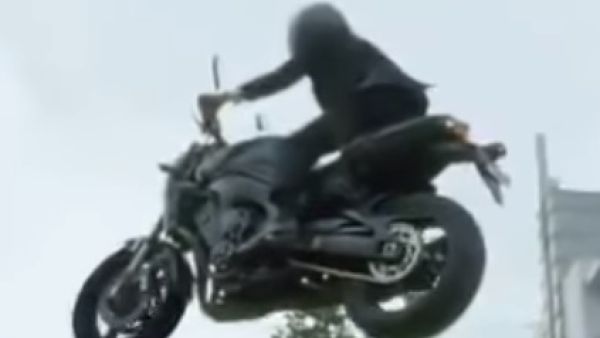 رئيس اندونيسيا يستعرض على دراجة نارية في شوارع جاكرتا