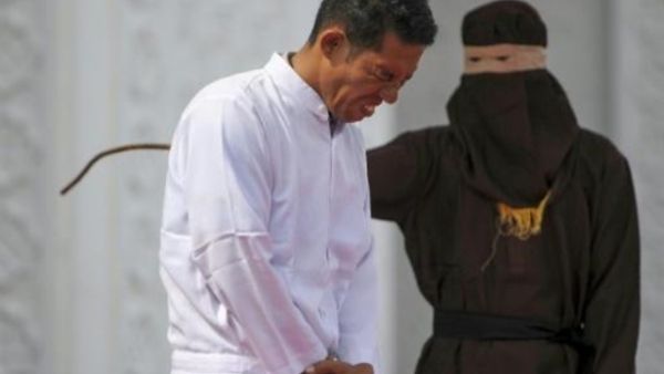 جون سيمبولون اثناء تنفيذ حكم الضرب بالعصي فيه
