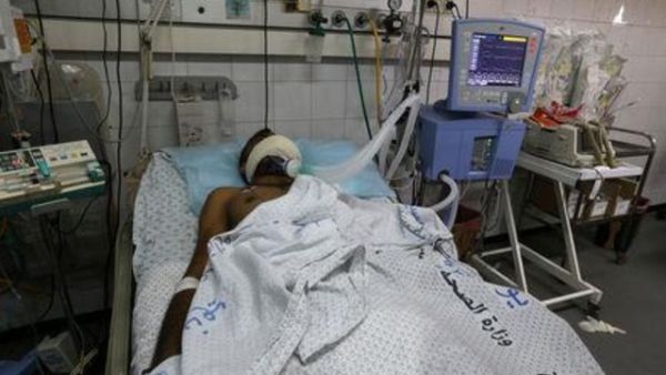 أحد المتظاهرين في الثالثة والعشرين من عمره وضع على أجهزة الإعاشة في مستشفى في غزة بعد أن اخترقت عبوة مسيلة للدموع وجهه في احتجاجات على الحدود مع إسرائيل يوم الجمعة


