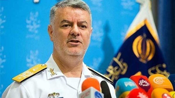 قائد القوات البحرية الإيرانية الأدميرال حسين خانزادي