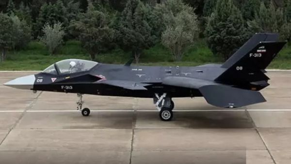 ايران تكشف عن اول طائرة مقاتلة محلية الصنع

