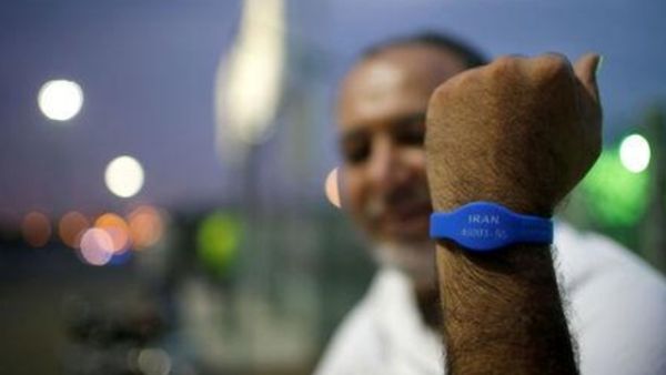 حاج إيراني يضع سوارا إلكترونيا على معصمه في عرفات
