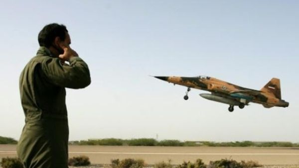 مقاتلة إيرانية من طراز "إف-5" لدى إقلاعها خلال مهمة تدريبية في جنوب إيران 
