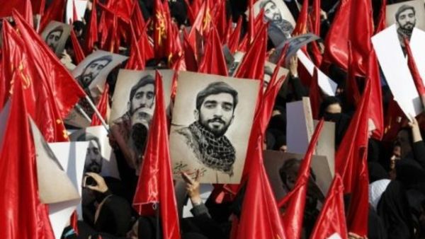 مشيعون يرفعون في طهران صور محسن حججي المقاتل المتطوع في قوات الحرس الثوري الذي أسره تنظيم الدولة الإسلامية وأعدمه في سوريا في آب/اغسطس

