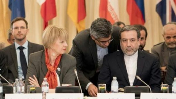 المفاوض النووي الايراني الرئيسي عباس عراقجي (يمين)في 25 نيسان/ابريل 2017 في فيينا خلال اجتماع حول الالتزام الاتفاق النووي الموقع العام 2015.

