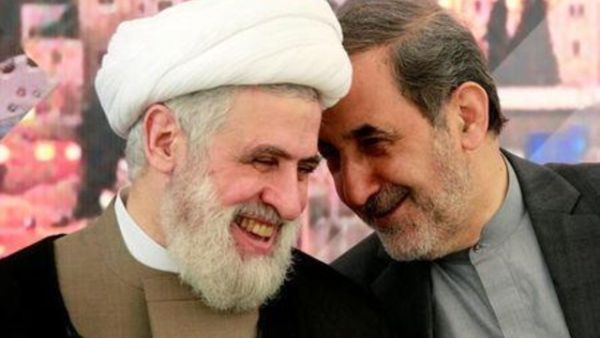 علي أكبر ولايتي مستشار الزعيم الأعلى الإيراني آية الله علي خامنئي (في اليمين) يتحدث مع الشيخ نعيم قاسم نائب زعيم حزب الله اللبناني أثناء مؤتمر في بيروت
