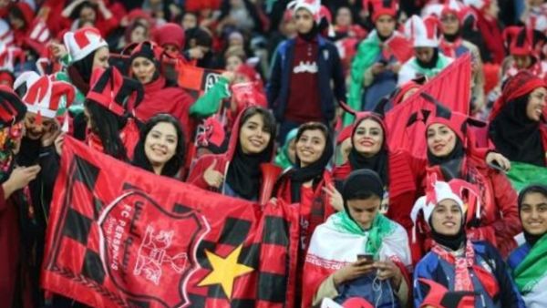 مشجعات لفريق "بيرسيبوليس" يحضرن إياب الدور النهائي لدوري أبطال آسيا في كرة القدم في طهران

